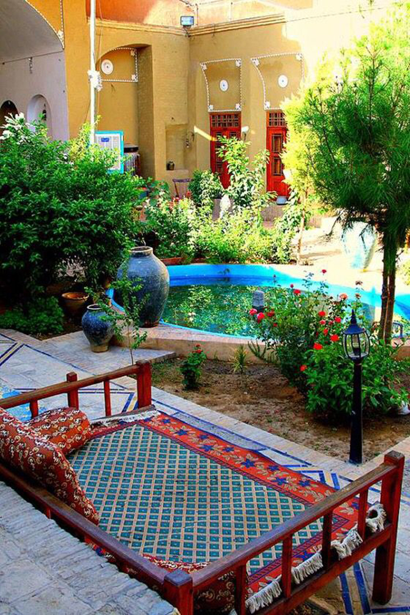 ایده های جذاب طراحی حیاط خانه به سبک سنتی 3 حیاط و باغچه زیبا