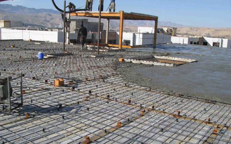 بتن ریزی در سقف بتنی