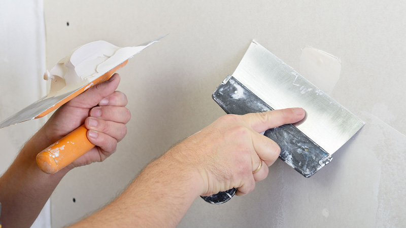 علت ترک خوردن گچ ساختمان چیست؟ چطور از آن پیشگیری کنیم؟ 3 گچکاری و بتانه کاری دیوار